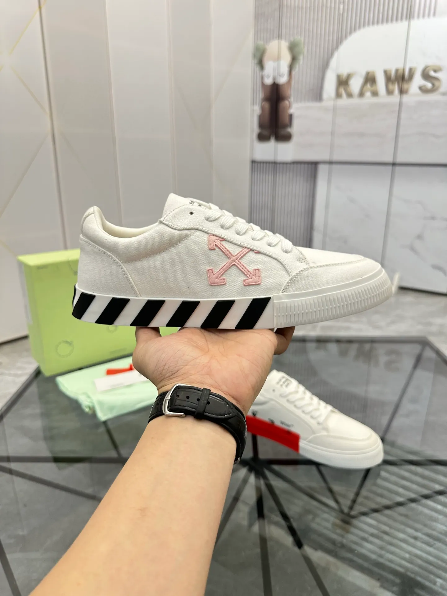 Selling men's shoes 💰: 💰P440¥ Product trademark: OFF WHITE *"OFF WHITE*" low-top casual shoes Regular size: 35-45 (can be customized to 46) Couple style Product materials: original material from the upper counter, breathable lining, original outsole. No.: H203
